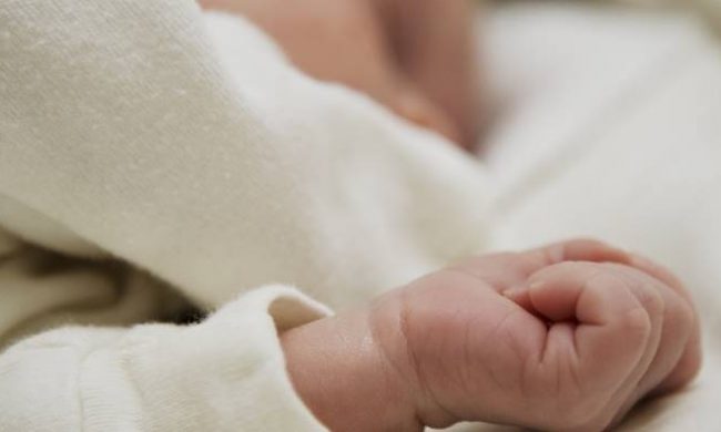 Bimbo abbandonato subito dopo il parto: due donne denunciate