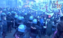 Gli studenti scendono in piazza, scontri con la polizia alla manifestazione