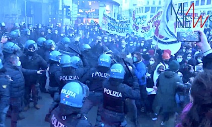 studenti piazza scontri polizia