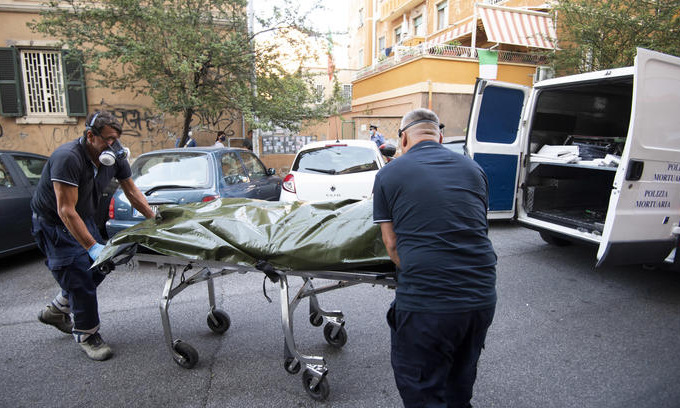 Uccide il padre e lo fa a pezzi, poi chiama i Carabinieri e confessa
