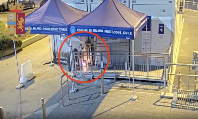 Attacco all’hub vaccinale, perquisizioni all’autore del tentato incendio