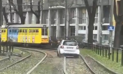 L'incredibile video della Smart che segue il tram sui binari di Milano