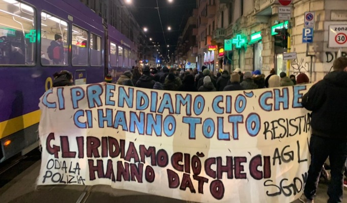 Sgomberi in via Gola, in strada un corteo per dire basta: “Vogliamo la la sanatoria delle occupazioni”
