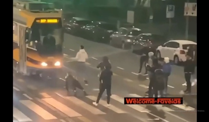 Il video della baby gang che ferma un tram a Milano… a flessioni