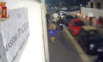 Il video-shock in cui accoltella un poliziotto dopo aver rapinato una turista