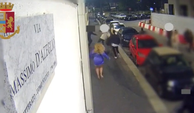 Accoltella un poliziotto dopo aver rapinato una turista: inchiodato dal video