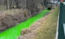 Acqua verde fosforescente nella Roggia: è allarme a Rozzano, ma una spiegazione c'è