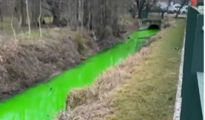 Acqua verde fosforescente nella Roggia: è allarme a Rozzano, ma una spiegazione c’è
