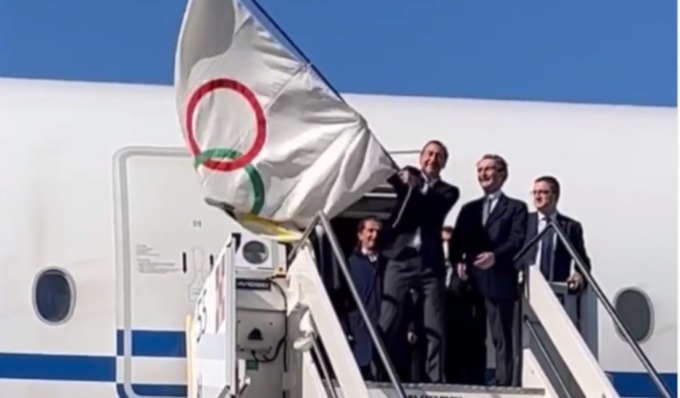 Verso Milano-Cortina 2026, la bandiera olimpica sventola a Malpensa