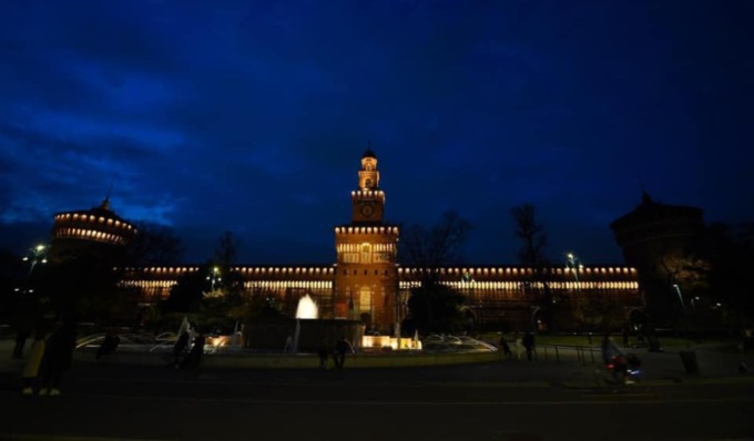 Palazzo Marino e Castello Sforzesco al buio per un’ora: la protesta contro l’aumento dei costi dell’energia