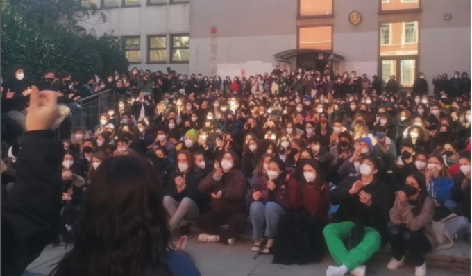 Gli studenti occupano ma il preside vieta di usare aule, computer e lim