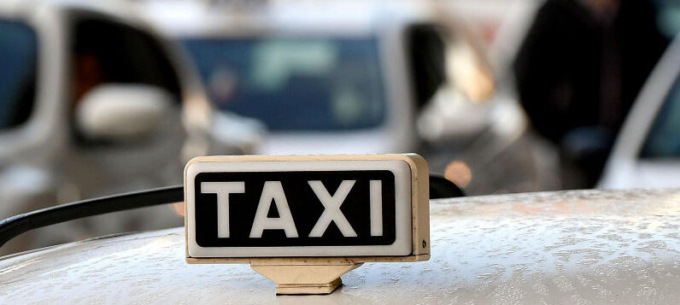 Tassista ruppe i souvenir dei turisti che volevano pagare col pos: licenza sospesa