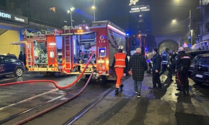 Appartamento in fiamme a Milano: 9 persone intossicate e piano inagibile