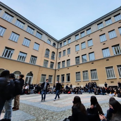 Il sit in nel cortile del Liceo Parini attraverso le foto pubblicate dal Collettivo Rebelde
