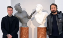 La scultura di Fedez in mostra alla Triennale di Milano: sarà poi venduta all'asta per beneficenza
