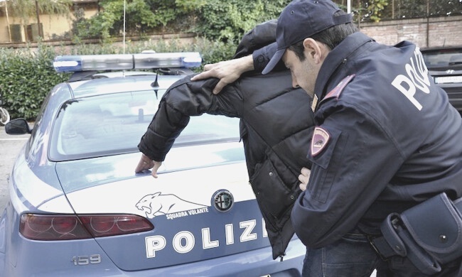 Quattro tentativi di furto nei negozi in un giorno: 5 arresti in totale