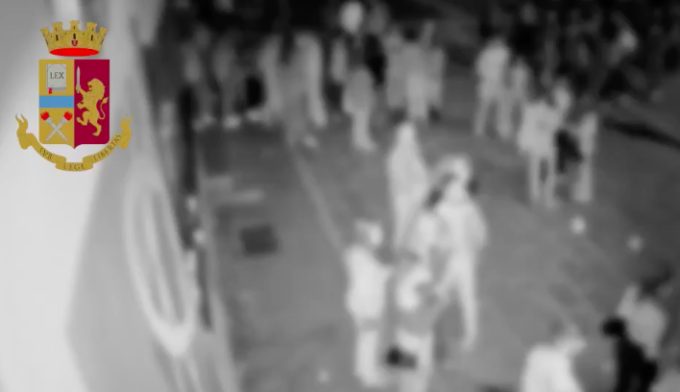 Rapinano e aggrediscono gli studenti alla festa del liceo Vittorio Veneto: tre minori arrestati – Video