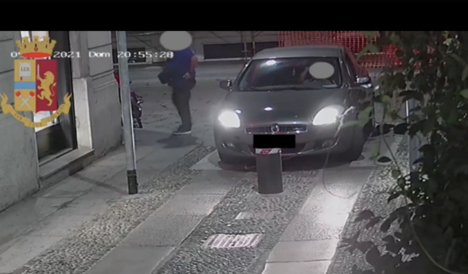 Rubano una Porsche: arrestato il ladro e “il palo” –