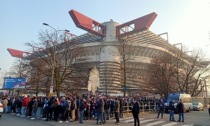 Sale l'attesa per il derby di Milano: le squadre accolte dai tifosi