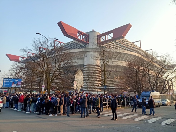 Sale l’attesa per il derby di Milano: le squadre accolte dai tifosi