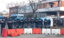 Fabbrica occupata alle porte di Milano per il rave party: oltre 400 persone identificate