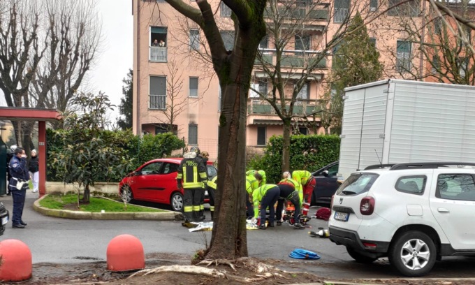 Donna investita da un furgone ci rimane incastrata sotto: liberata dai Vigili del fuoco, è grave