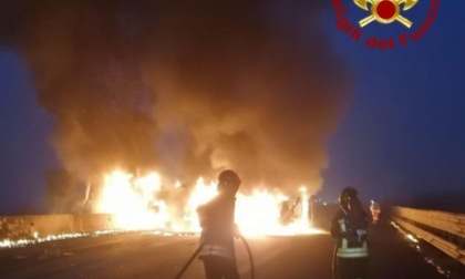 Cisterna prende fuoco sulla A1: autostrada bloccata in entrambe le direzioni