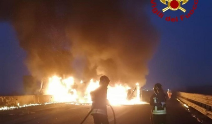 Cisterna prende fuoco sulla A1: autostrada bloccata in entrambe le direzioni