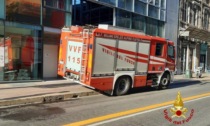 L'ascensore precipita nel vuoto con due operai dentro: morto un 55enne, ferito gravemente un 26enne