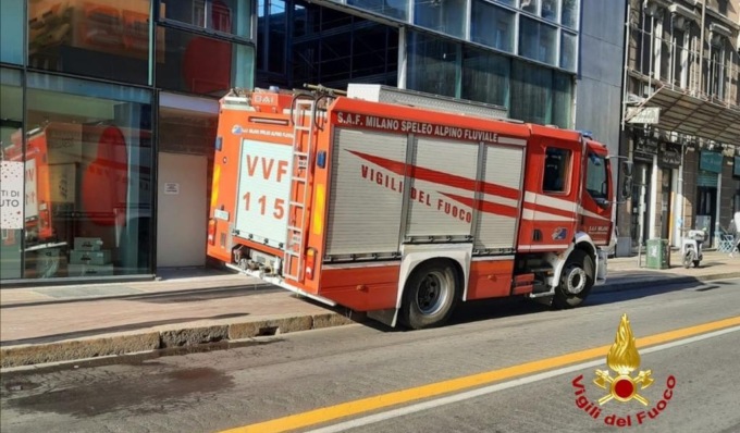 L’ascensore precipita nel vuoto con due operai dentro: morto un 55enne, ferito gravemente un 26enne