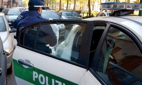 Aprivano le auto in zona Gae Aulenti e rubavano di tutto: recuperato un bottino di oltre 30mila euro