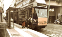 Investita da un tram a Milano mentre attraversava la strada: gravissima 72enne