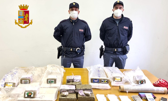22 kg di droga nell’appartamento dell’amica: arresta 46enne