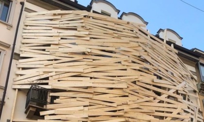 Perchè alcuni edifici di Milano sono coperti di assi di legno?
