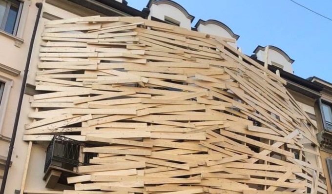 Perchè alcuni edifici di Milano sono coperti di assi di legno?