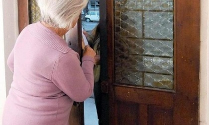 Finto tecnico del gas deruba una coppia di anziani in casa: maxi bottino tra Rolex e oggetti in oro