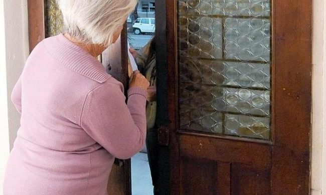 Finto tecnico del gas deruba una coppia di anziani in casa: maxi bottino tra Rolex e oggetti in oro