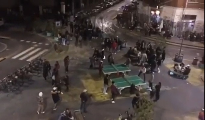 Piazza Arcobalena, i residenti non ce la fanno più: “Musica fino alle 5, nessun intervento per fermarli”