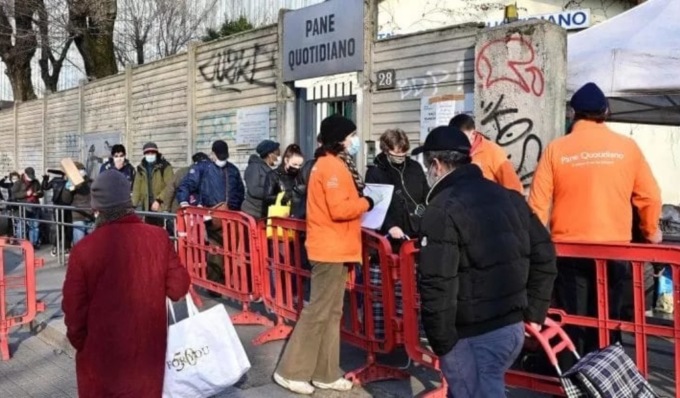 Finto volontario violenta una 19enne adescata in coda da “Pane Quotidiano”