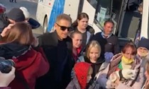 Ezio Greggio accoglie davanti a Mediaset 50 profughi in fuga dalla guerra in Ucraina