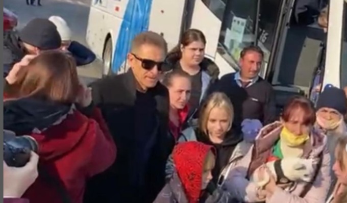 Ezio Greggio accoglie davanti a Mediaset 50 profughi in fuga dalla guerra in Ucraina