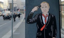 A Milano spunta "Il suicidio dello Zar": ma Putin con la pistola alla testa viene fatto subito sparire