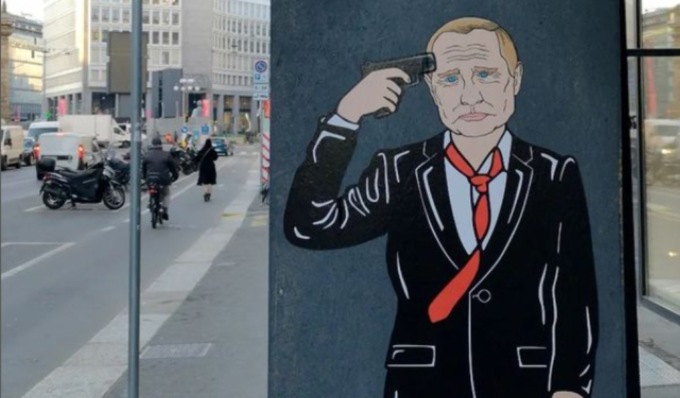 A Milano spunta “Il suicidio dello Zar”: ma Putin con la pistola alla testa viene fatto subito sparire