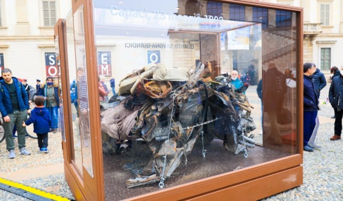 Strage di Capaci, esposta davanti a Palazzo Reale di Milano la teca con i resti dell’auto della scorta di Falcone