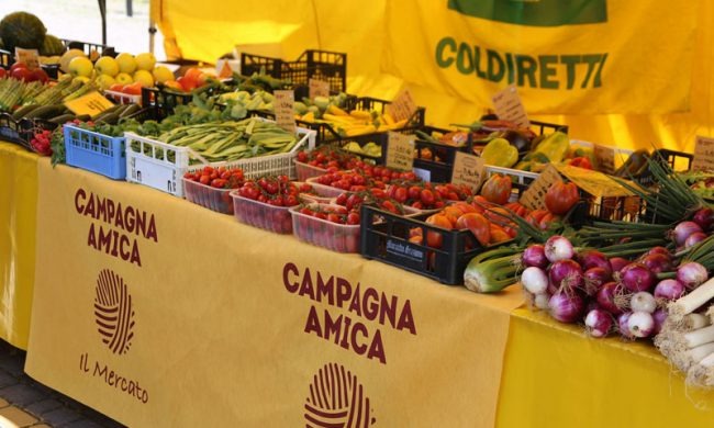 Al mercato Coldiretti di Milano spesa sospesa per aiutare i cittadini dell’Ucraina