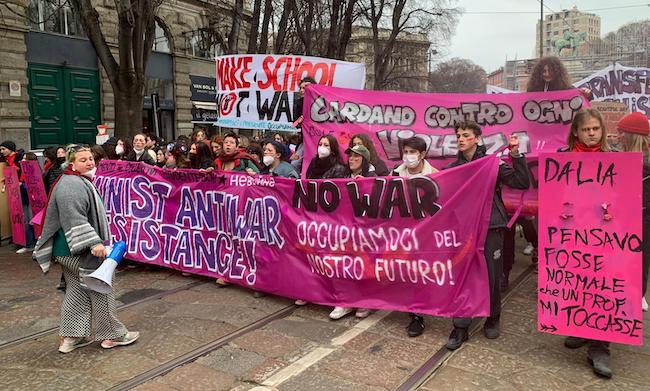 Il corteo transfemminista dell’8 marzo a Milano: slogan contro guerra e violenza