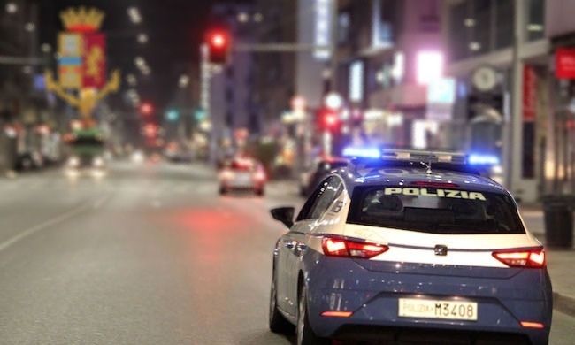 Sfuggono all’alt della Polizia, scappano in contromano in tangenziale e aggrediscono gli agenti
