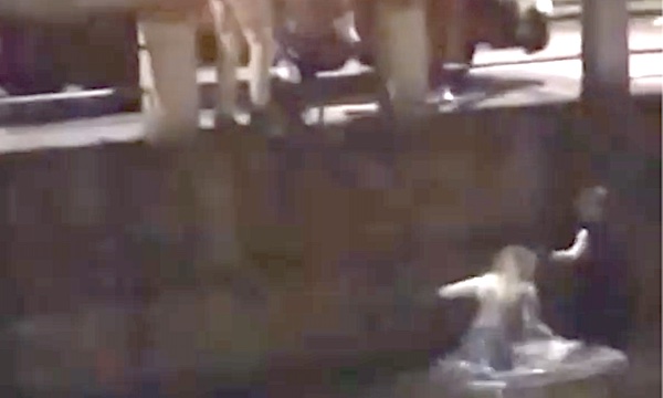 A Milano si anticipa l’estate: tuffo nel Naviglio per due ragazze