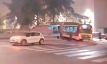 Scontro tra auto e bus in via Quaranta: due persone ferite