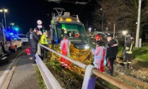 Tragedia nel sud Milano, donna investita dal tram a Rozzano: morta sul colpo